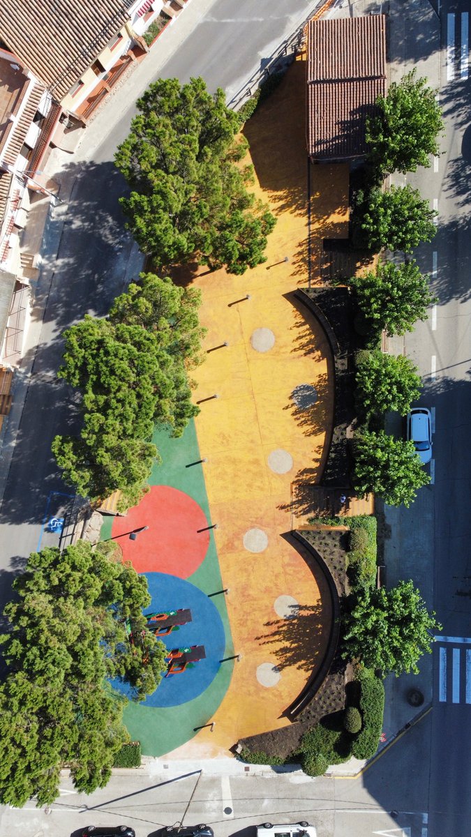 icman_sl's tweet photo. 🎈🎈Inauguració de la Plaça de la Torrada de Balsareny! Una de les darreres obres executades per ICMAN.

Amb una superfície de 1.134m2, s’han realitzat paviments de formigó oxidat, zona infantil amb paviments de cautxú, i fabricació de jardineres-bancs amb ferro corten. https://t.co/8i6QUr9Lhb