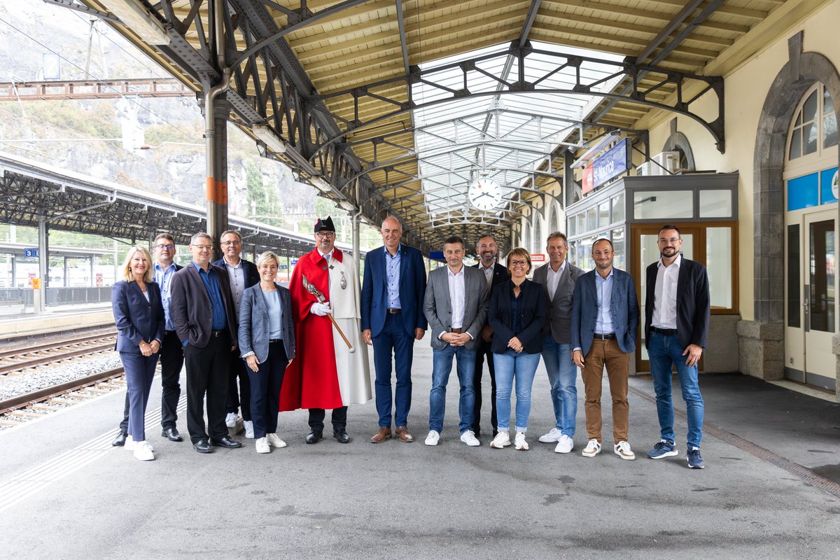 Le Conseil d’Etat valaisan accueille le Gouvernement jurassien en gare de St-Maurice. Au programme, 2 jours de visites dans le Bas-Valais: auprès de l’entreprise AISA à Vouvry, de la Brasserie 7Peaks à Morgins, puis à la découverte de Champéry et de ses alentours en VTT ou à pied
