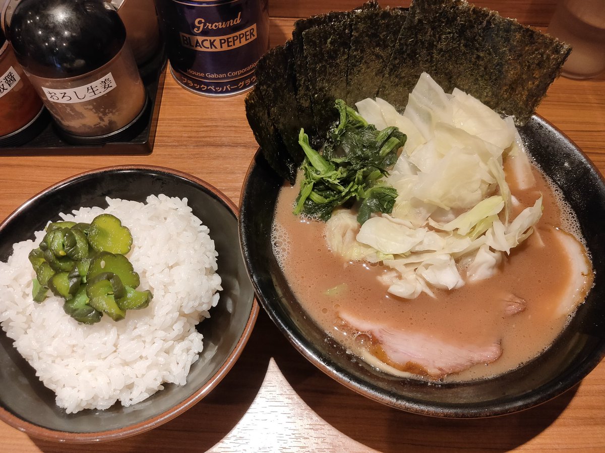 edonomori's tweet photo. 輝道家 野方本店さんでラーメン(麺半分の代わりのキャベツ・硬め・薄め・少なめ)＋ライス
🍜🍚美味しく頂けました🙏。
#輝道家
#ラーメン
#野方 https://t.co/0ExoRbkdcK