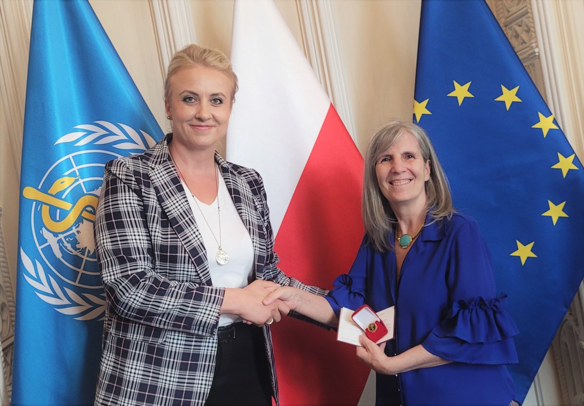MZ_GOV_PL's tweet photo. 📸 Dzisiaj #MZ gościło dyrekcję Biura Krajowego Światowej Organizacji Zdrowia @WHO.

🎖️Minister Zdrowia @aK_Sojka wręczyła ustępującej Dyrektor #PalomaCuchí odznakę honorową "Za zasługi dla ochrony zdrowia" w uznaniu za jej działania na rzecz wzmocnienia polskiego systemu ochrony zdrowia w czasie kryzysu uchodźczego.

➡️ Podczas spotkania z nową Dyrektor Biura Krajowego WHO #NinoBerdzuli, omówiono perspektywy współpracy w najbliższych miesiącach.

@WHO_Europe #WorldHealthOrganization