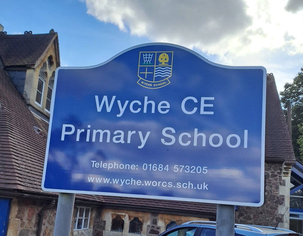 MalvernCops's tweet photo. PCSO Watson @WycheCE  #CyclePatrol #PolicePromise @WMerciaRoads #CommunityEngagement #PrioryWellsSNT @WMerciaPolice 6209 https://t.co/QrVG1vZXin