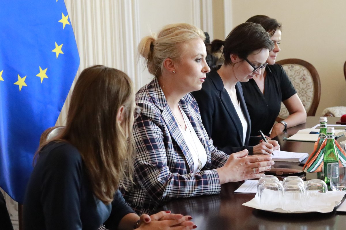 MZ_GOV_PL's tweet photo. 📸 Dzisiaj #MZ gościło dyrekcję Biura Krajowego Światowej Organizacji Zdrowia @WHO.

🎖️Minister Zdrowia @aK_Sojka wręczyła ustępującej Dyrektor #PalomaCuchí odznakę honorową "Za zasługi dla ochrony zdrowia" w uznaniu za jej działania na rzecz wzmocnienia polskiego systemu ochrony zdrowia w czasie kryzysu uchodźczego.

➡️ Podczas spotkania z nową Dyrektor Biura Krajowego WHO #NinoBerdzuli, omówiono perspektywy współpracy w najbliższych miesiącach.

@WHO_Europe #WorldHealthOrganization