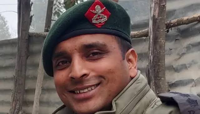 vinodkapri's tweet photo. एक कर्नल 
मनप्रीत सिंह 

एक मेजर 
आशीष धोनचक

एक डीएसपी 
हुमायूँ भट्ट 

एक साथ तीन तीन बड़े अफ़सरों 
की शहादत से सन्न हूँ । 
सरकार से कड़े सवाल पूछे जाने चाहिए।
कश्मीर में आतंकवाद के ख़ात्मे और शांति के दावे का क्या हुआ ? https://t.co/fPRpGrMITa