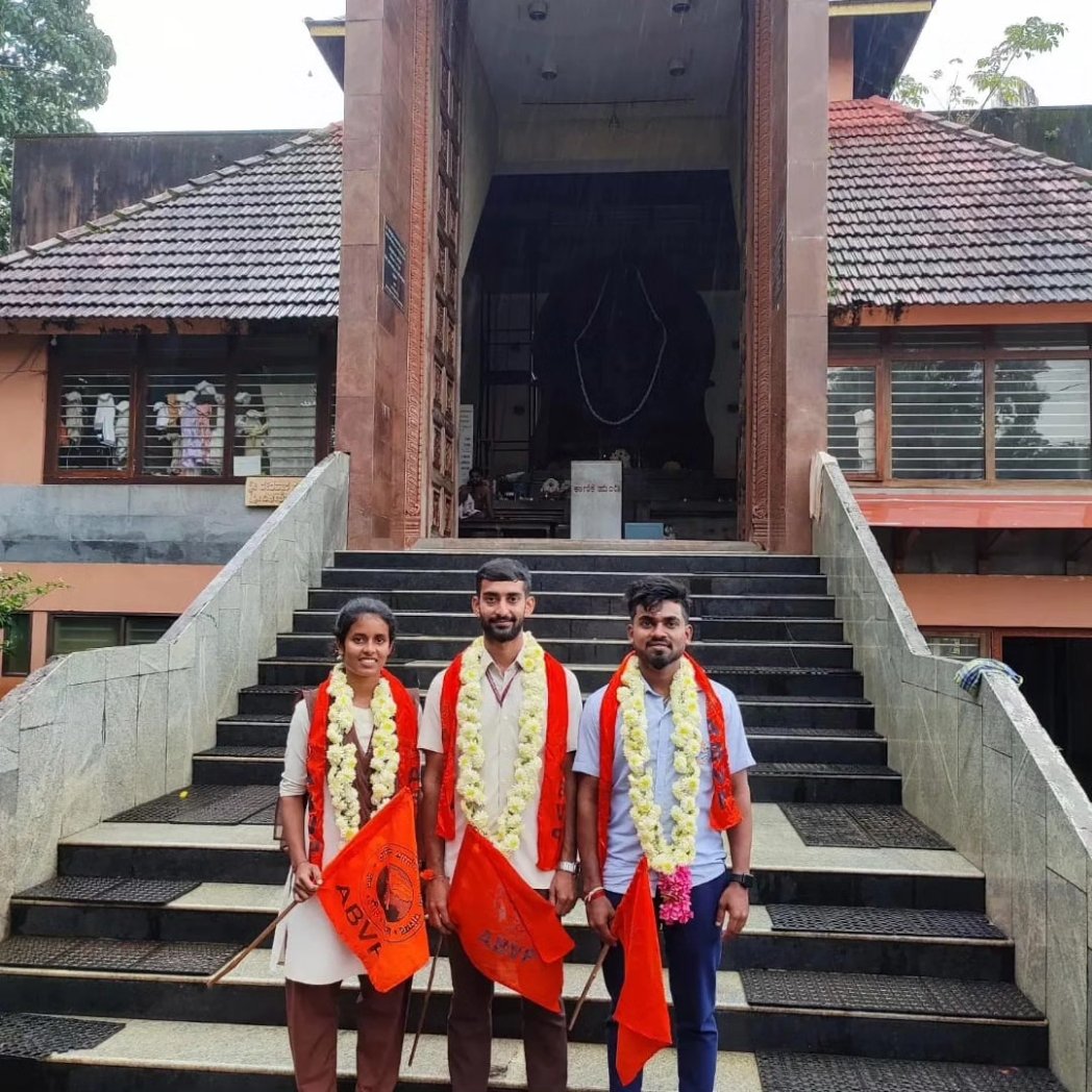 ABVPMangaluru's tweet photo. ಕೆ. ಎಸ್. ಎಸ್ ಕಾಲೇಜ್ ನ ವಿಧ್ಯಾರ್ಥಿ ಸಂಘದ ಚುನಾವಣೆಯಲ್ಲಿ ಭರ್ಜರಿ ಜಯಭೇರಿ ಬಾರಿಸಿದ ಅಖಿಲ ಭಾರತೀಯ ವಿದ್ಯಾರ್ಥಿ ಪರಿಷತ್ ಕುಕ್ಕೇ ಸುಬ್ರಹ್ಮಣ್ಯ🚩🔥
#ABVPMangalore #ABVPForEducation #ABVPForStudents #ABVPForSociety #StudentsPowerNationsPower https://t.co/C71LlHkP4C