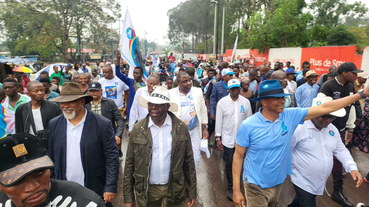 EsongoSongo's tweet photo. Accueil populaire et chaleureux du président @moise_katumbi par la population de #Kikwit, conduite par @OlivierKamitatu, haut représentant grand ouest de @Ensemble_MK https://t.co/waoZn9NJC7