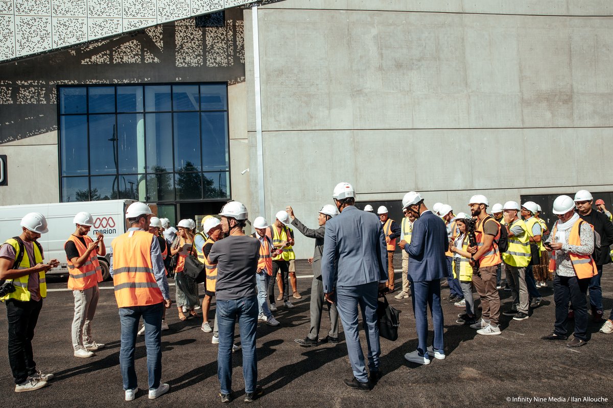 LDLC_Arena's tweet photo. Tony Parker et @L_DLC  en visite à la @LDLC_Arena !
Pour celles et ceux qui ne l'auraient pas encore vu, le calendrier des matchs de @LDLCASVEL  à la @LDLC_Arena est sorti. 😉
Plus d'infos  👉 https://t.co/Tp2b4WUZ76 https://t.co/NKjwF9qbhf