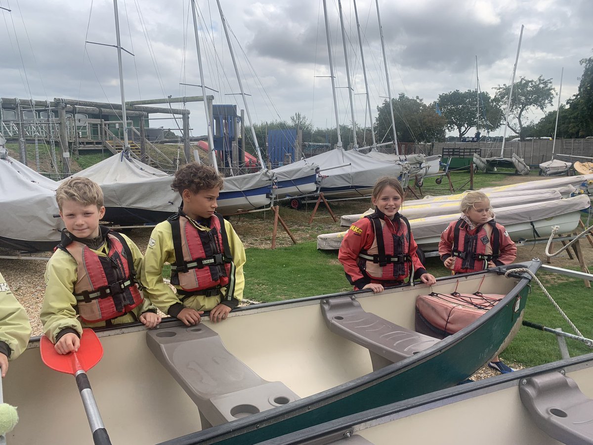 MonktonCoCur's tweet photo. The 🐋 team have showcased their brilliant team building skills and built this superb raft. @MonktonYear5 https://t.co/xePVWw0EHA