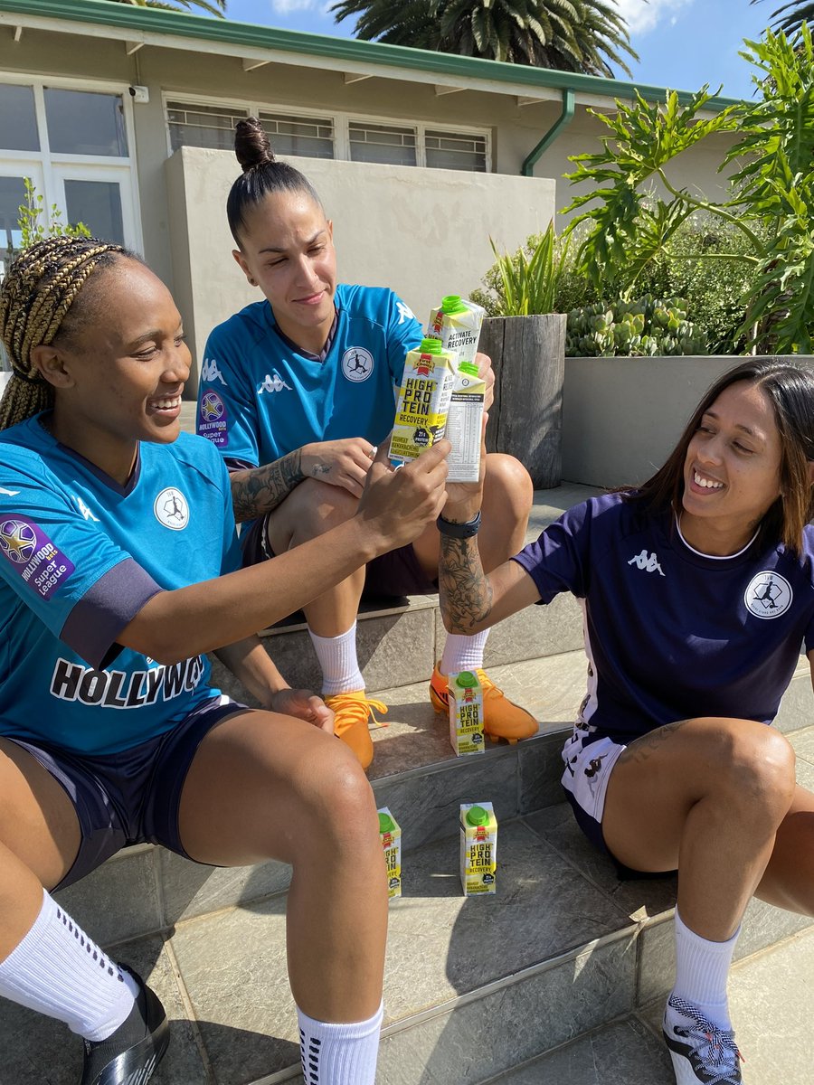 JVWGirlsFootbal's tweet photo. The #bluediamonds refuelling,repairing and rehydrating with the protein packed @recoverymilk ⚽️
#recoverlikeaPro #rushpastpossible #recoverymilk https://t.co/jBqUdDCwYp