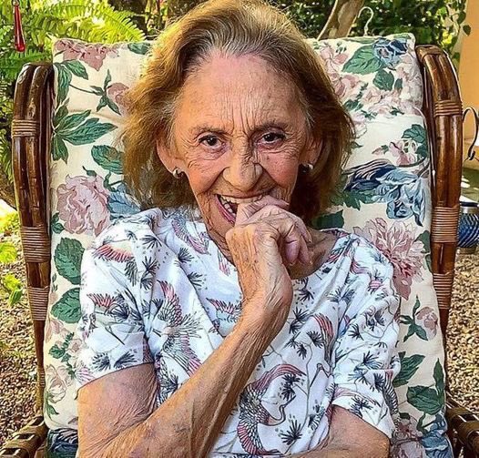 choquei's tweet photo. 🚨HOJE: Atriz Laura Cardoso completa 96 anos de idade. Parabéns! https://t.co/FFSwmd0fi0