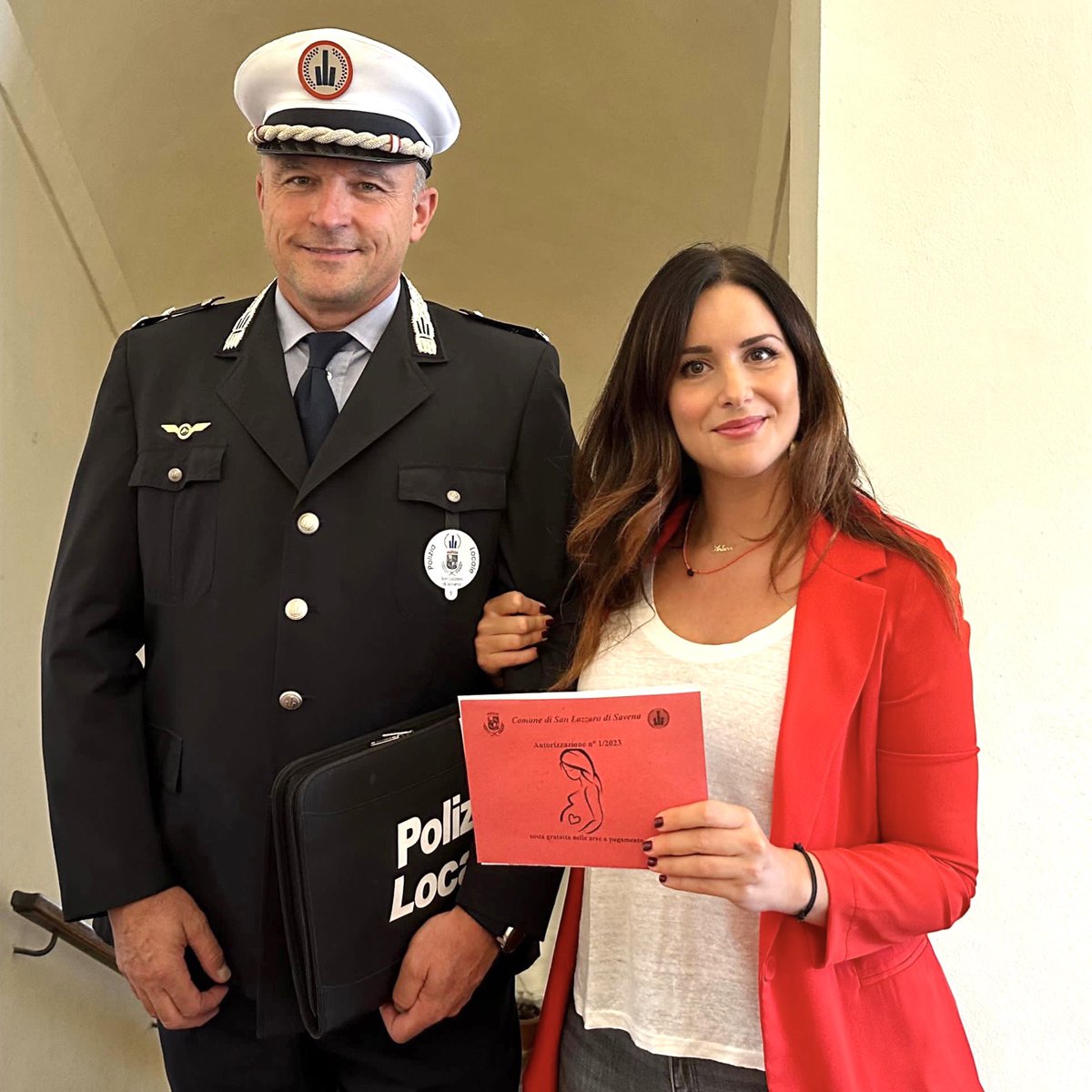 isabellaco's tweet photo. 💕Parcheggi gratuiti in città per tutte le donne durante la gravidanza e fino ai primi tre mesi di vita del neonato 💕

Questa mattina ho presentato il “Pass Magenta” che dal 1 ottobre potrà essere richiesto da tutte le donne in dolce attesa ed avrà una validità di 12 mesi dall’inizio della gravidanza.

Sono piccoli gesti che possono far sentire sostenute e supportate le donne in un momento così importante e delicato. 

Il mio auspicio è che questa misura possa essere estesa a tutta l’area metropolitana, affinché possa essere davvero efficace.

Il “Pass Magenta” è personale: può essere cioè utilizzato in tutte le auto sulle quali si troverà la futura mamma o la neomamma, segue dunque la persona e non la targa, proprio per renderne più comodo l’utilizzo. 

Questa misura si aggiunge al servizio gratuito delle ostetriche a casa nel post parto e ai nidi gratuiti per tutti senza liste di attesa.

Care ragazze, siamo al vostro fianco. 💕