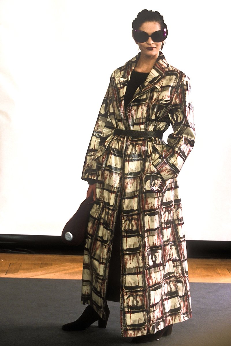 muglerize's tweet photo. chanel f/w 1998

looking—and dialing it—back at the house during the “roaring twenties,” lagerfeld and guest stylist amanda harlech reinvigorated the period of casual glamour with the trend of minimalism at the time, while also adding a dash of isak dinesen’s ‘out of africa’. https://t.co/7W4LgLibXd