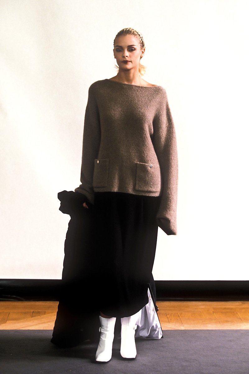muglerize's tweet photo. chanel f/w 1998

looking—and dialing it—back at the house during the “roaring twenties,” lagerfeld and guest stylist amanda harlech reinvigorated the period of casual glamour with the trend of minimalism at the time, while also adding a dash of isak dinesen’s ‘out of africa’. https://t.co/7W4LgLibXd