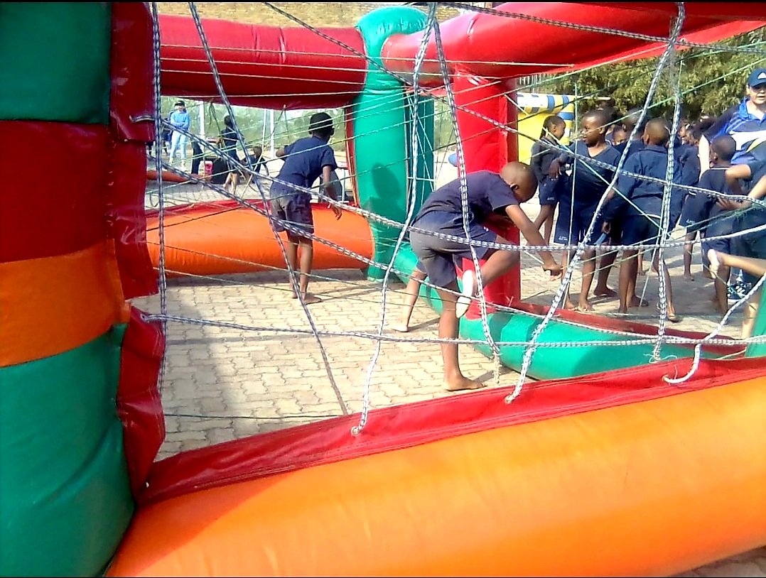 Inflatable obstacle course Opblaas hindernis baan schoolteambuilding.co.za teambuildingsouthafrica.com 082 5770 382 #schoolteambuilding #skoolspanbou #corporateteambuilding #conference #teambuilding #spanbou #hindernisbaan #inflatableobstaclecourse