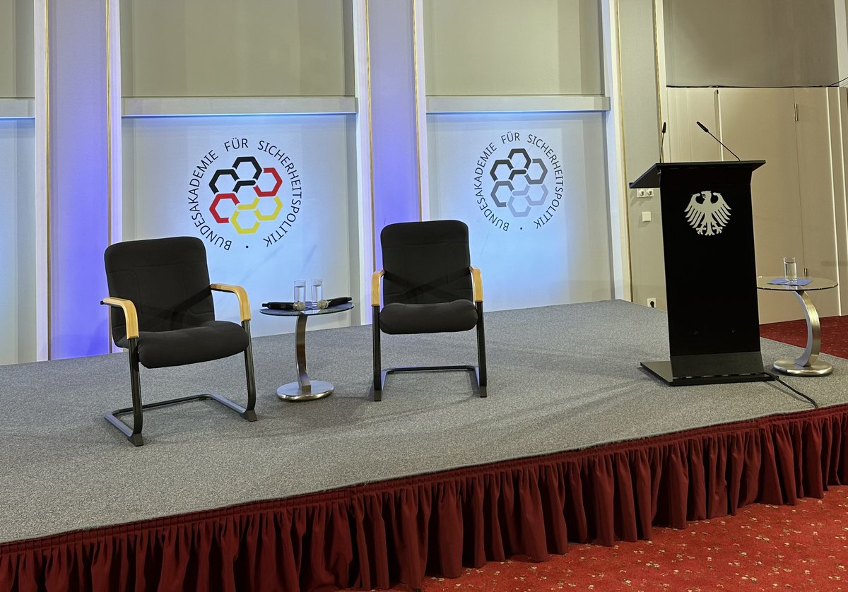 Es ist alles vorbereitet ❕ Wir freuen uns auf Verteidigungsminister Boris #Pistorius <a href="/BMVg_Bundeswehr/">Verteidigungsministerium</a>, der an die #BAKS kommt, um mit <a href="/BAKS_President/">BAKS-Präsident</a> Brose über #Sicherheitspolitik zu sprechen. ➡️ Seid um 18 Uhr auf baks.bund.de im Livestream dabei❕