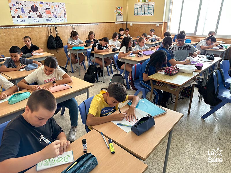 Els alumnes de 2n d’ESO han començat el curs amb la narrativa: “Targeta d’embarcament”. Aquesta narrativa treballa en format de taller, és a dir que la prioritat és el treball de la interioritat i el creixement personal dels alumnes.

📲 https://reus.lasalle.cat/comencen-els-t…