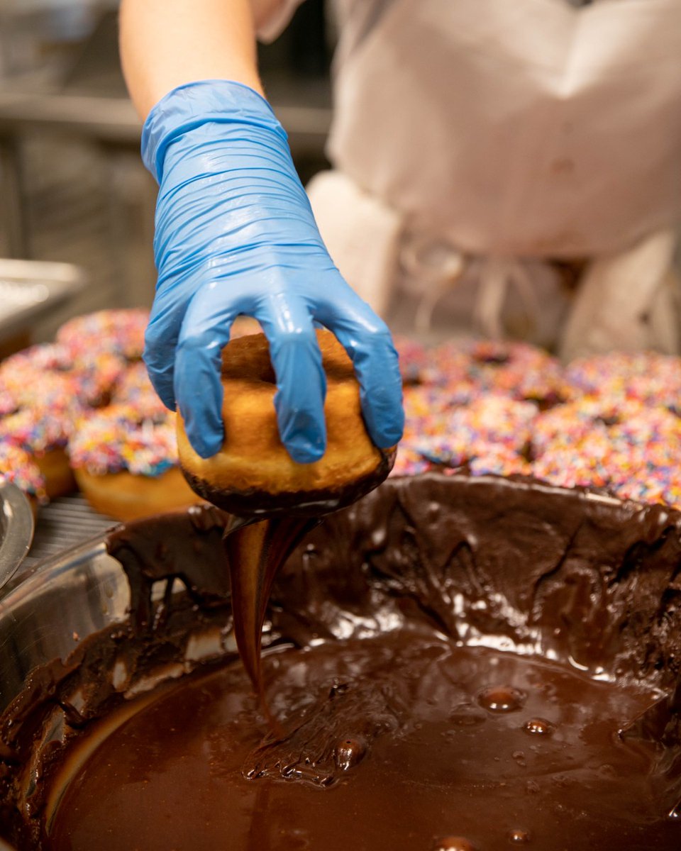 International Chocolate Day is here, and we've got the ultimate cocoa fix ready for you! 🍫 🍩  

#internationalchocolateday #chocolatedoughnut #chocolate #bayareaeats #bayareafood #foodie #doughnuts #johnnydoughnuts