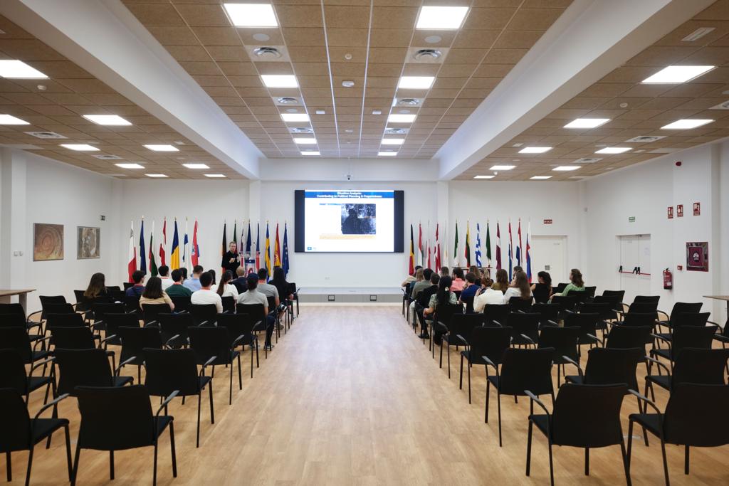 YATASpain's tweet photo. 🌍 This morning we visited the @eusatcen.
This visit has been a great opportunity to learn about the work of the centre in #European Security and #defence.
Thank you very much for having us! @eusatcen
#COAJE #YATASpain #SatCen30 #YouthMediterraneanDialogue https://t.co/u1wkvqC5Tv