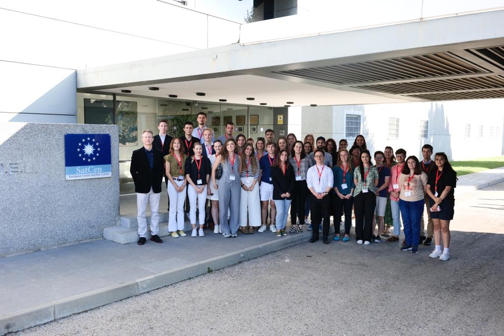 YATASpain's tweet photo. 🌍 This morning we visited the @eusatcen.
This visit has been a great opportunity to learn about the work of the centre in #European Security and #defence.
Thank you very much for having us! @eusatcen
#COAJE #YATASpain #SatCen30 #YouthMediterraneanDialogue https://t.co/u1wkvqC5Tv