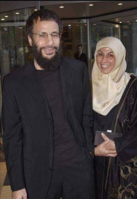 Sonradan Müslüman olan İngiliz şarkıcı Yusuf İslâm, Türkiye'ye geldiğinde basın tarafından epeyce gündemde tutuldu. Bir muhabir kendisine evlilikle ilgili bir soru sordu. Yusuf İslam verdiği cevapla, muhabiri şaşkına çevirdi.

İngiliz şarkıcıya bir muhabir; "Girdiğiniz İslâm