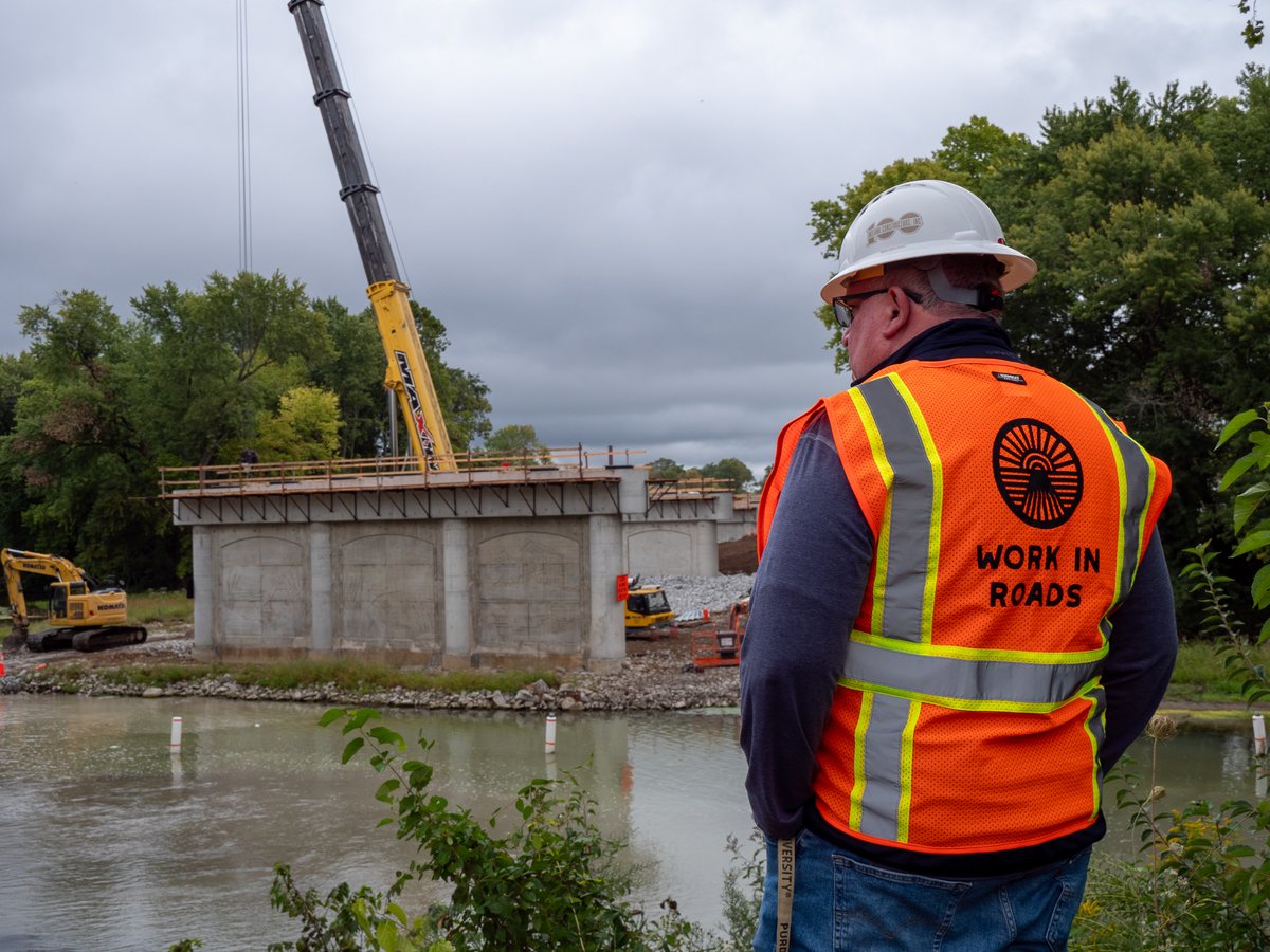 WorkINRoads's tweet photo. Yesterday, the WIR team witnessed a fantastic achievement as ICI member companies took the lead in positioning the massive beams for the Reimagine Pleasant Street project.

#WorkINRoads https://t.co/v69w8gdl2Z