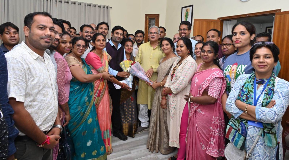 CMO Chhattisgarh (@chhattisgarhcmo) on Twitter photo छत्तीसगढ़ हेल्थ फेडरेशन के प्रतिनिधिमंडल ने मुख्यमंत्री श्री <a href="/bhupeshbaghel/">Bhupesh Baghel</a> से की मुलाकात
- प्रतिनिधिमंडल ने अवगत कराया कि राज्य में मुख्यमंत्री श्री बघेल द्वारा कर्मचारी हित में लिए जा रहे निरंतर फैसलों और जनसुविधा को ध्यान में रखते हुए फेडरेशन द्वारा जारी हड़ताल स्थगित करने की छत्तीसगढ़ हेल्थ फेडरेशन के प्रतिनिधिमंडल ने मुख्यमंत्री श्री <a href="/bhupeshbaghel/">Bhupesh Baghel</a> से की मुलाकात
- प्रतिनिधिमंडल ने अवगत कराया कि राज्य में मुख्यमंत्री श्री बघेल द्वारा कर्मचारी हित में लिए जा रहे निरंतर फैसलों और जनसुविधा को ध्यान में रखते हुए फेडरेशन द्वारा जारी हड़ताल स्थगित करने की