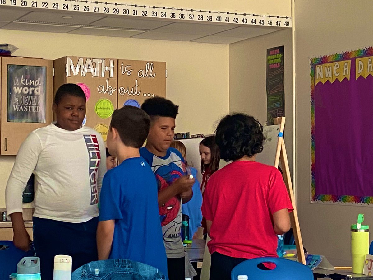 donato_piselli's tweet image. Getting Grade 5 students out of their seats and working collaboratively to solve an interesting problem. #togetherisbetter #randomgroupings @PeterLiljedahl #tryingsomethingnew