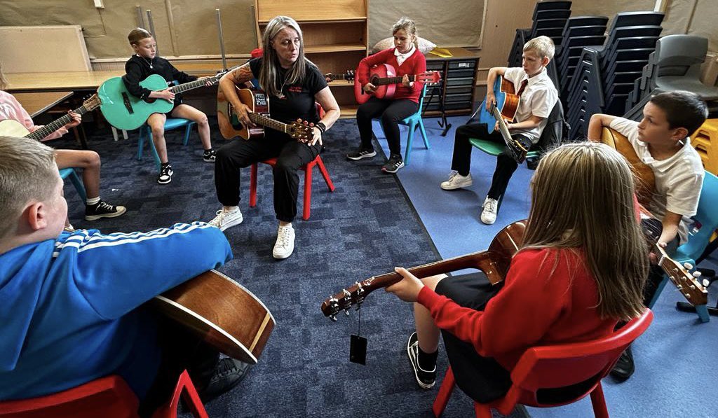 No child should go without  music lessons in schools but some kids do.
Music has fallen to a low importance without government or council funding. 

We funded these sessions  &amp; many other ones like it with <a href="/Singinthecity/">Sing in the City</a> with 16 kids 

justgiving.com/crowdfunding/d…