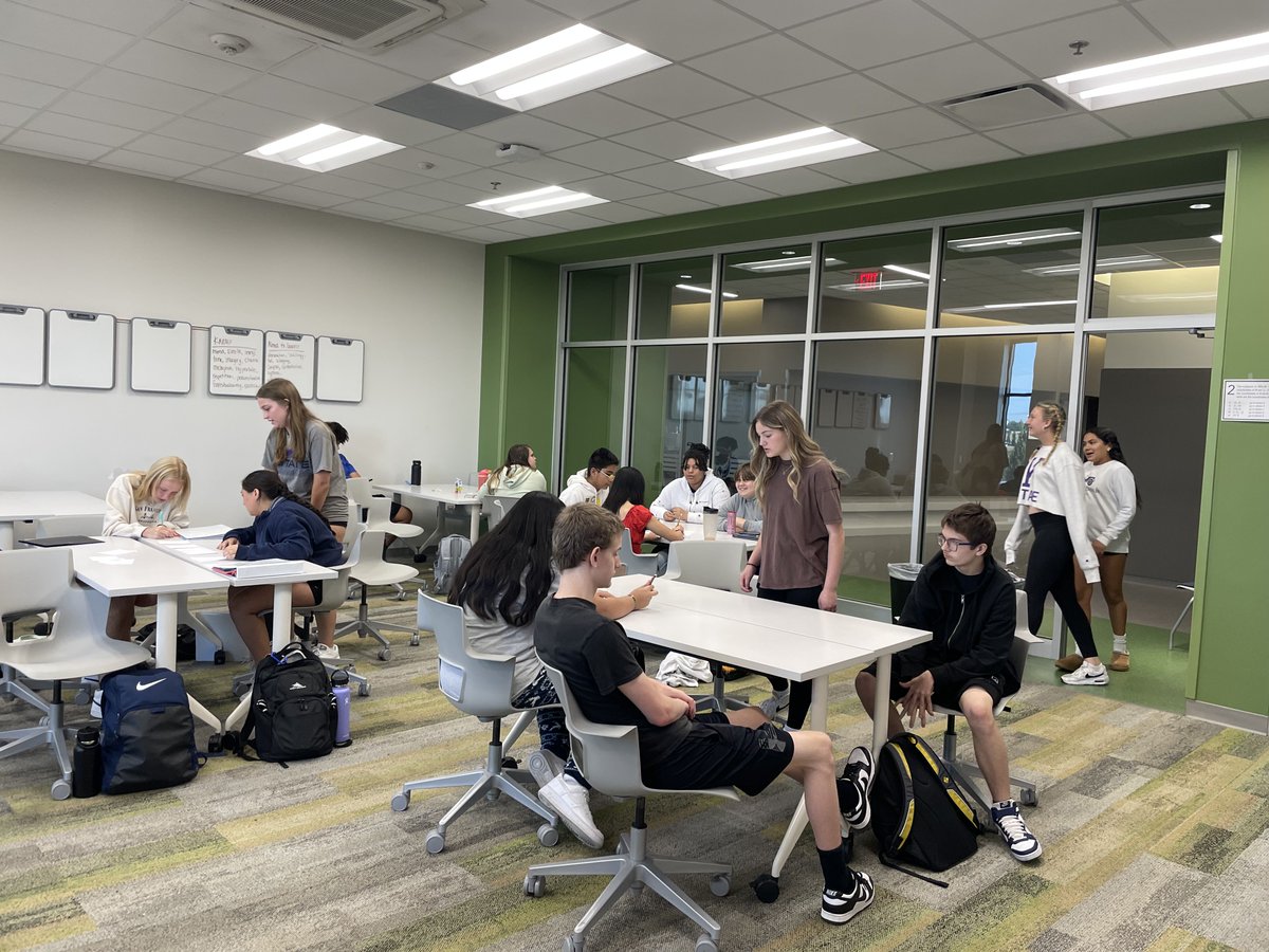 Mme_Duncan's tweet photo. Running dictation in French 1 this morning. Students divided into teams, completed a relay race–one member runs to the hallway to read information, then run back to the team to report it, where a student transcribes it. En français ! https://t.co/cysJTZyCPH