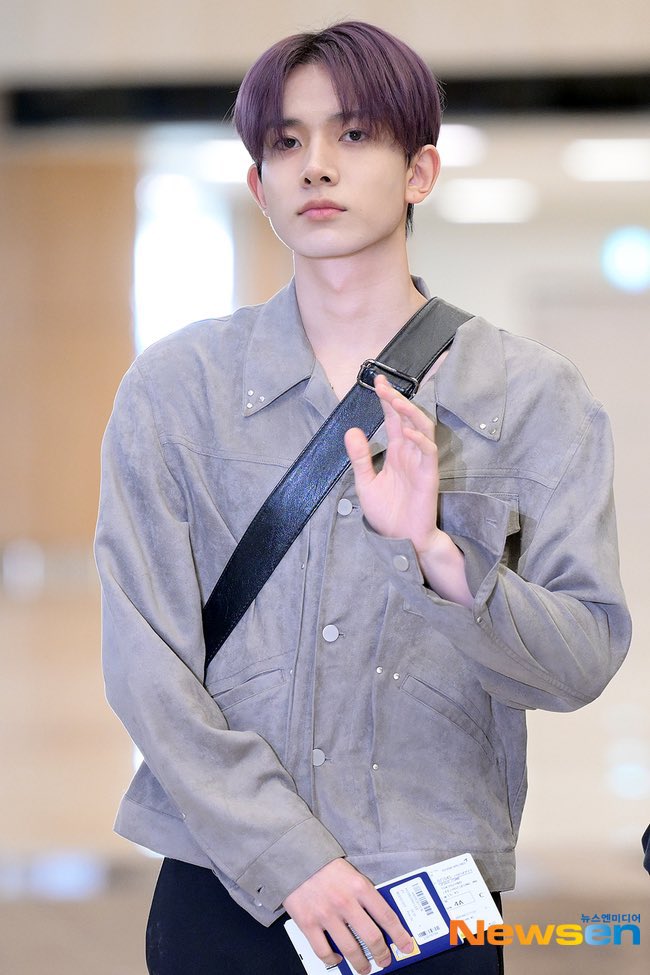Heeonlyy's tweet photo. #LEEHEESEUNG  

Airport pictures!!

Lateupdate https://t.co/KJbJOxkxAZ