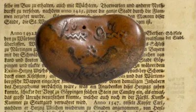 LMWStuttgart's tweet photo. Was haben ein #Stein, eine Frau aus #Stuttgart, #Herzog Ulrich v. Württemberg & der #Dichter Wilhelm Hauff mit unserer Großen #Landesausstellung "500 Jahre Bauernkrieg" zu tun? Auf unserem #LMWBlog könnt ihr mehr über unseren Fund erfahren: https://t.co/IODwTb3Ij0
#Bauernkrieg500 https://t.co/wIBYXWHGnh