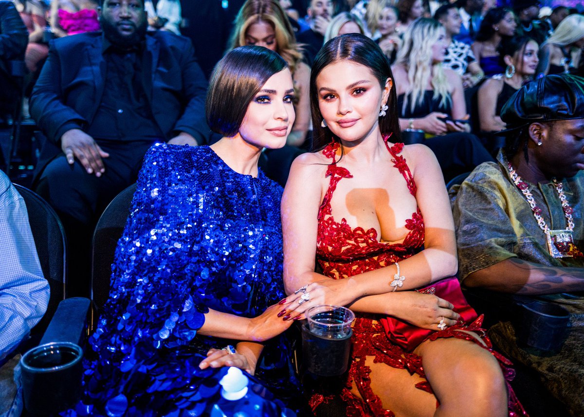 DisneyAUSInfo's tweet photo. Some of our faves at the @vmas #VMAs https://t.co/gXVly9Dqm9