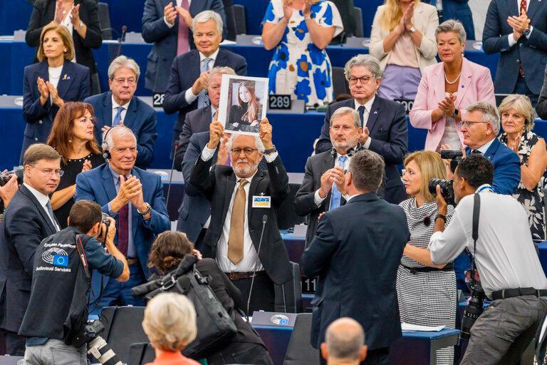 Today we were reminded of the power of the written word with Héctor Abad, Colombian writer, attening #SOTEU2023. 

Héctor has written about & experienced first hand the painful impacts of Russia’s war of aggression. 
🇪🇺🇺🇦

#StandWithUkraine️ 
#Victoria
#Amelina