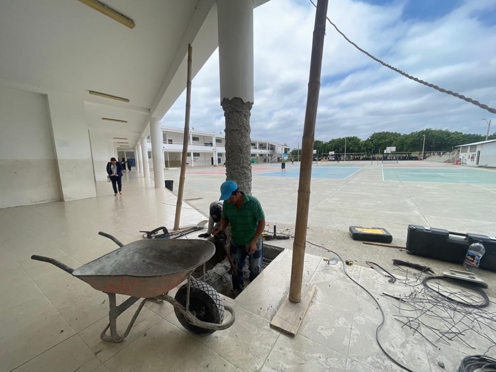 EducacionZ4_Ec's tweet photo. [MANTA] #NuestroTrabajoContinúa en la Unidad Educativa Galileo Galilei, donde se invierten 154 mil dólares para mejorar aulas, baterías sanitarias, áreas exteriores y otras obras, que brindarán mayor comodidad y seguridad a 1.135 estudiantes.

#TransformaciónEducativaEc https://t.co/tTEmn7Snf6