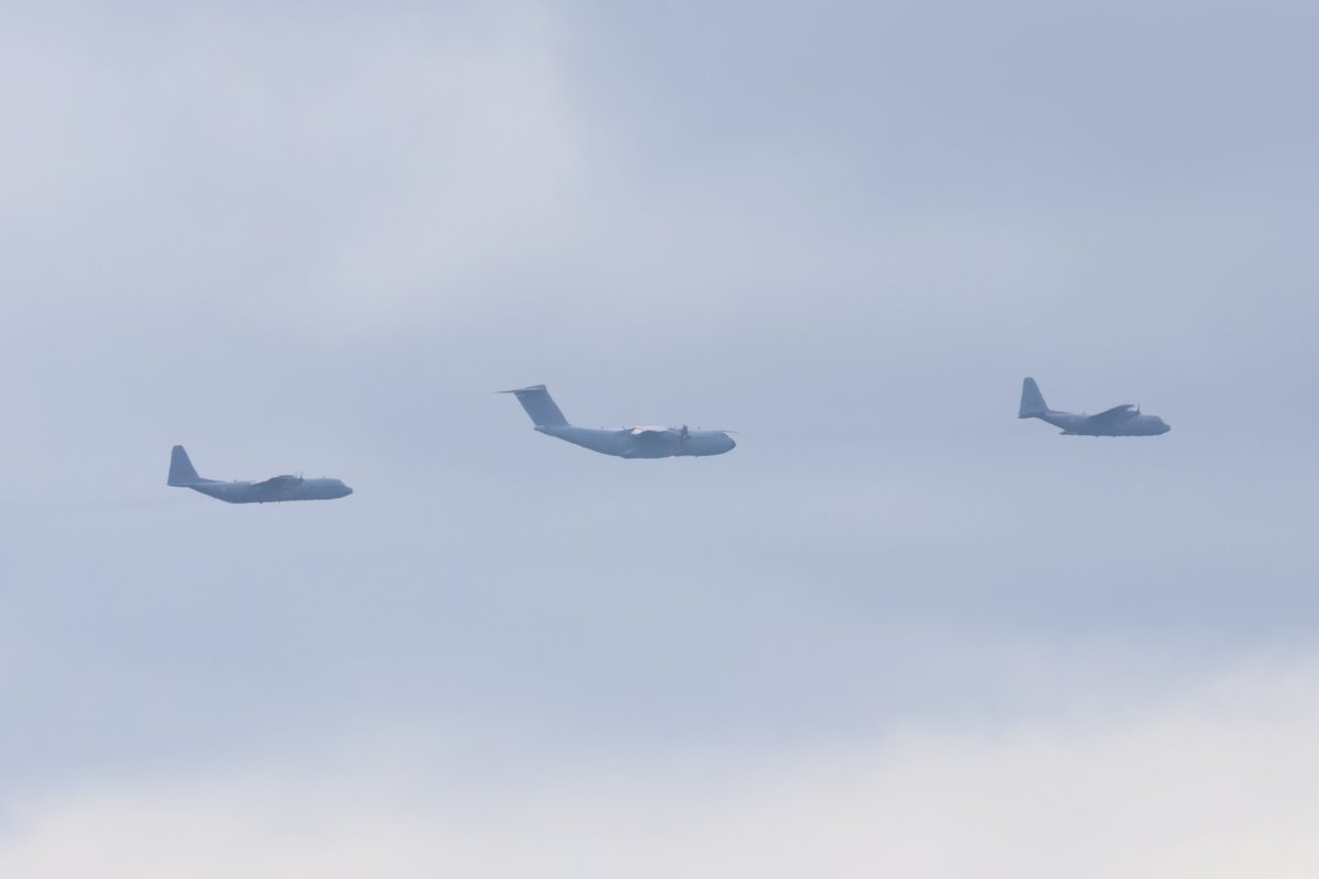 Basdelaat77's tweet photo. Lining up in formation #FalconLeap2023

🇳🇱 RNLAF C-130H Hercules G-275
🇩🇪 German Air Force Airbus A400M 54+28
🇳🇱 RNLAF C-130H Hercules G-988

Spotted at 1,500ft 📸🇳🇱

#NLspot #watvliegter
@scan_sky
#aviation #avgeek #aviationphotography https://t.co/wRvgqq9v2J