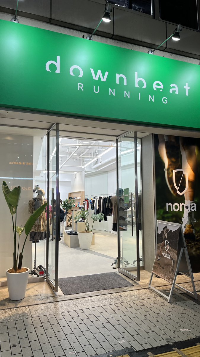 rina_runtravel's tweet photo. 新宿ド真ん中にオープンしたばかりのdownbeat runningで、はじめて #norda の試し履き👟✨

めっちゃ良くて感動🥹
ソールの柔らかすぎなさと、軽さと、フィット具合が最高。
何よりおしゃれ😍❤️

メンズアパレルはおしゃれで最高なものしかなかった😆✨

#downbeatrunning
👇
https://t.co/oICCjMTCFT https://t.co/tA3en8BSvb