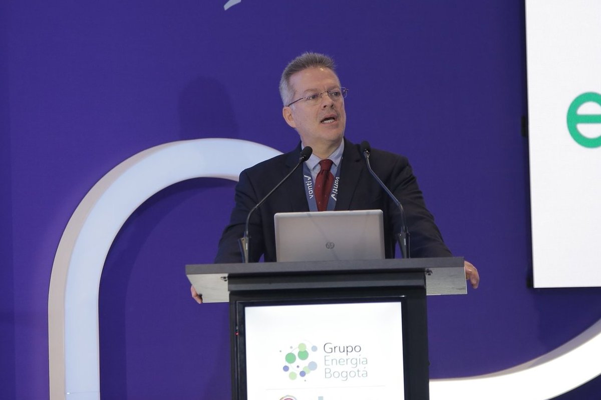 comisioncreg's tweet photo. José Fernando Prada, director de la CREG, hizo un llamado a defender la institucionalidad del sector energético, a tener una visión a largo plazo sobre las decisiones y a fomentar la innovación. Subrayó la necesidad de no debilitar un modelo que ha funcionado por 30 años. https://t.co/iHiVs70Aqn