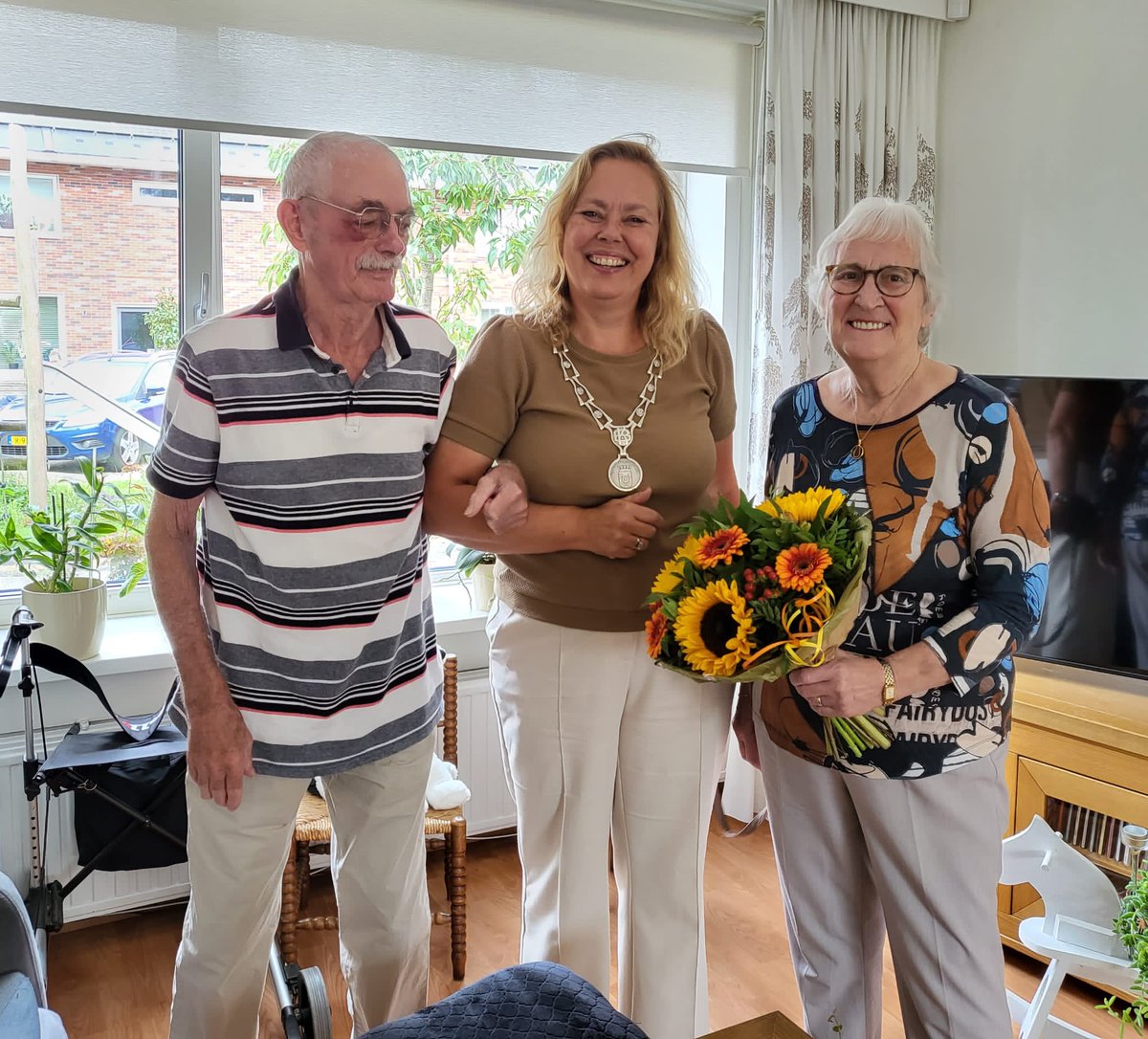 Burgemeester Astrid Heijstee-Bolt feliciteerde dinsdag 't echtpaar Berendsen met hun 60 jarig huwelijk. Via woningruil kwamen ze in Leimuiden terecht en zijn nooit meer weggegaan. Zij heeft altijd veel ondernomen, hij is zeer creatief met hout. Was 'n prettig bezoek. Van harte!
