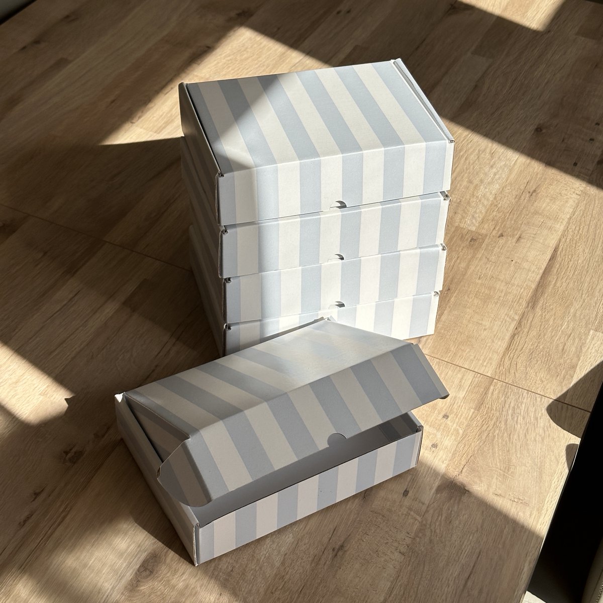 Whether it’s your signature stripe, or your logo and tagline, there are no limits to your packaging design. Get creative with our Gift Boxes and Postal Boxes today bit.ly/3Odr3XZ 👀