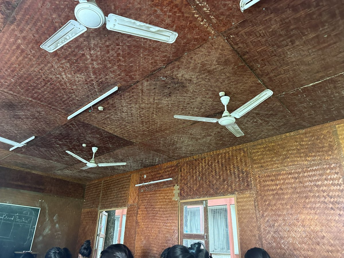 divivocal's tweet photo. this the condition of the most “prestigious” central university aka @UnivofDelhi There was no electricity for the day in delhi summers. when i went to the admin (they were sitting in their comfortable ac rooms) to report the issue after sitting in the heat for 2 hours, (contd.) https://t.co/5mWgQKkBlC