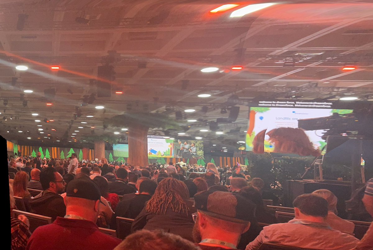 kittykatsmith's tweet photo. Day 2 let’s go #Dreamforce https://t.co/zA7u7xr5Ha