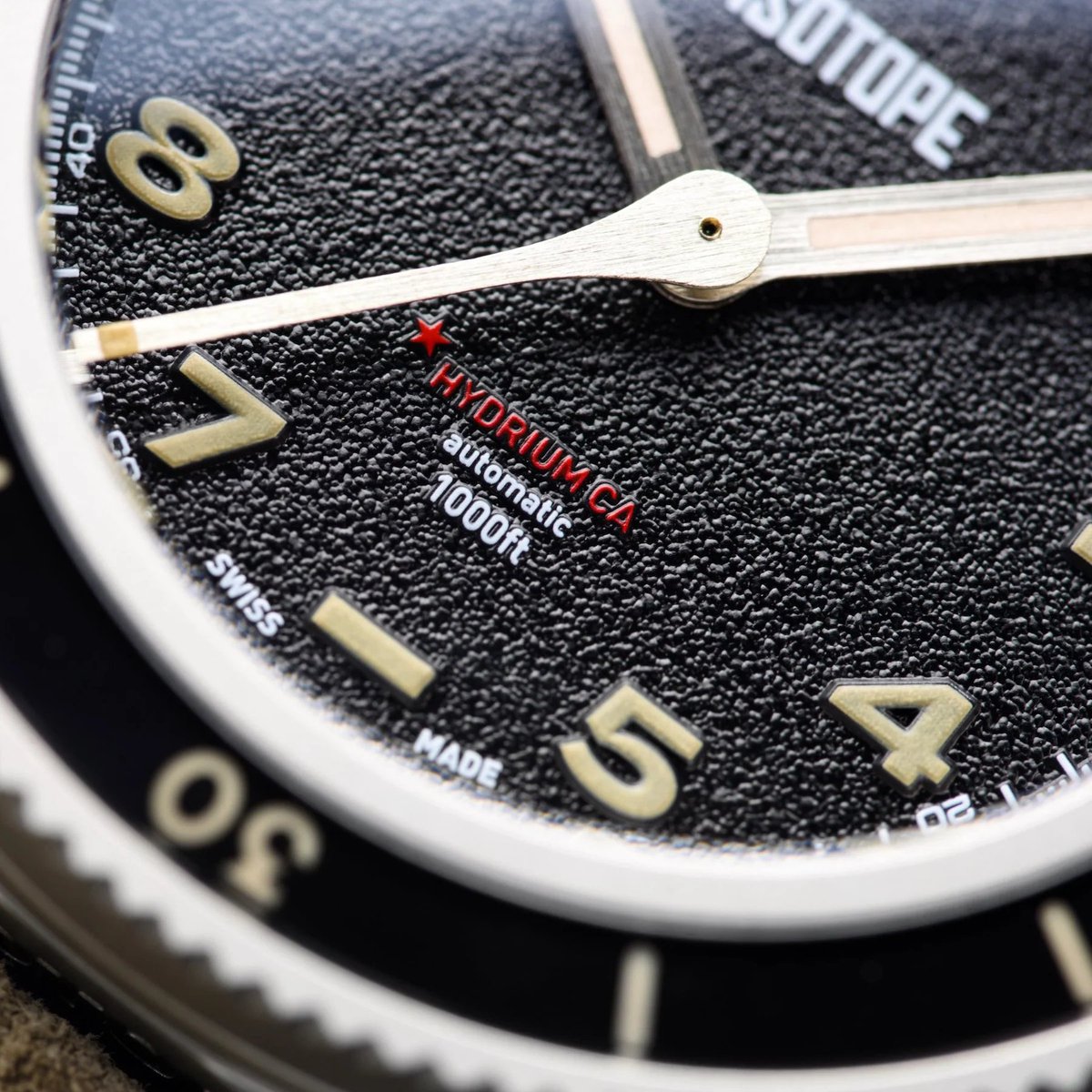 WatchTime's tweet photo. Meet Isotope's latest: the new Hydrium California, a limited edition diver full of interesting touches. Editor-at-Large Martin Green goes hands-on with the watch, story live now
https://t.co/wwaCJRYdq4
#isotope #isotopehydrium #hydrium #divewatches #divers #californiadial https://t.co/aPRKBy2dVM