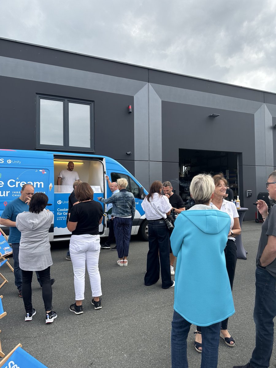 UnifyMitel's tweet photo. Die vorletzte Station unserer #UnifyIceCreamTour fand bei unserem #UnifyPartner Ritter im bayrischen Döhlau statt 🚐🍨
Lederhosen bekamen wir nicht zu sehen, dafür aber viele strahlende Gesichter glücklicher Mitarbeiter 🥰 https://t.co/xfyPsZFBnk