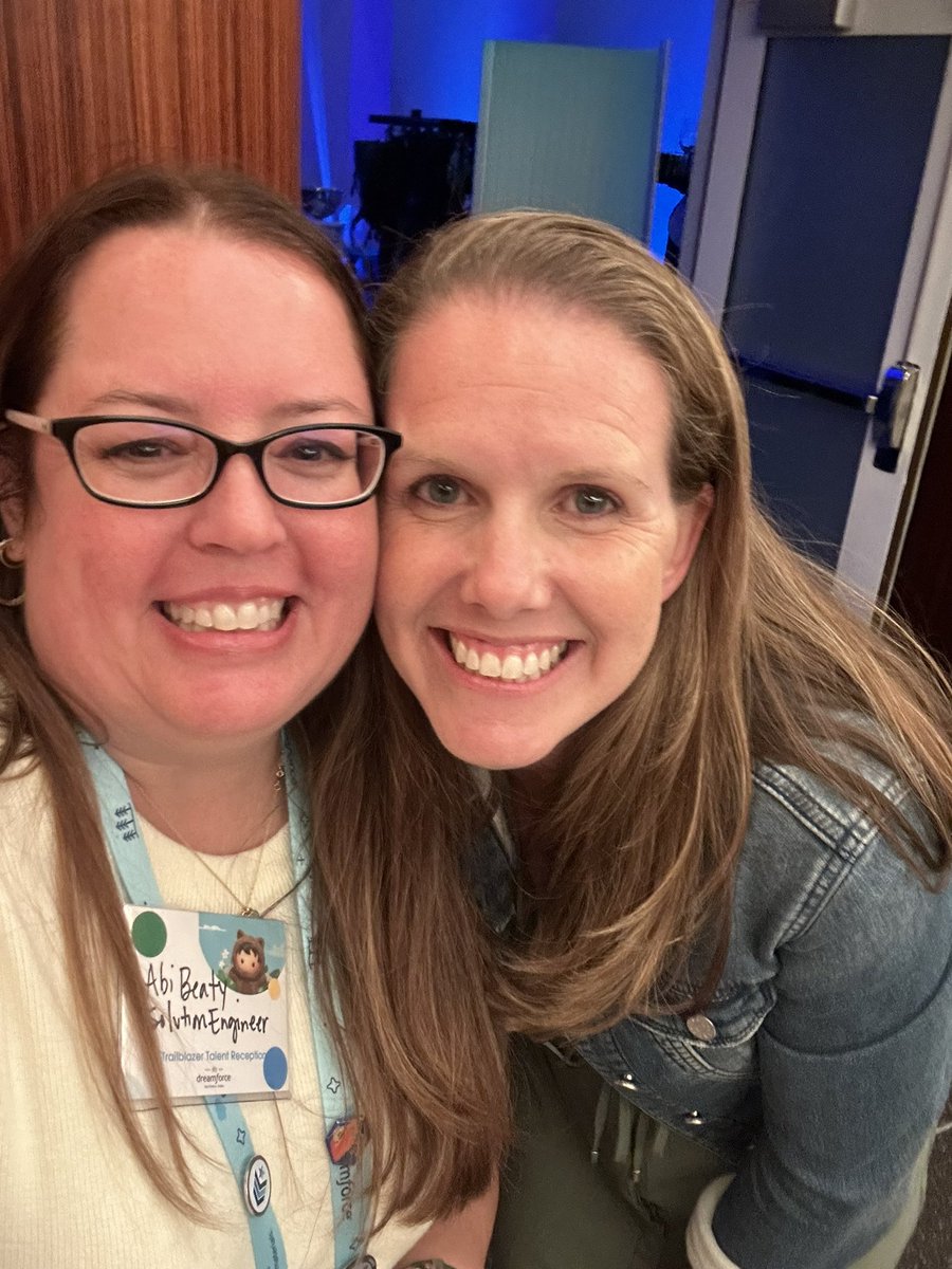 moxyideas's tweet photo. Loved getting to meet @MeganPTweets in person! #DF23 https://t.co/d3RSjVCRQ1