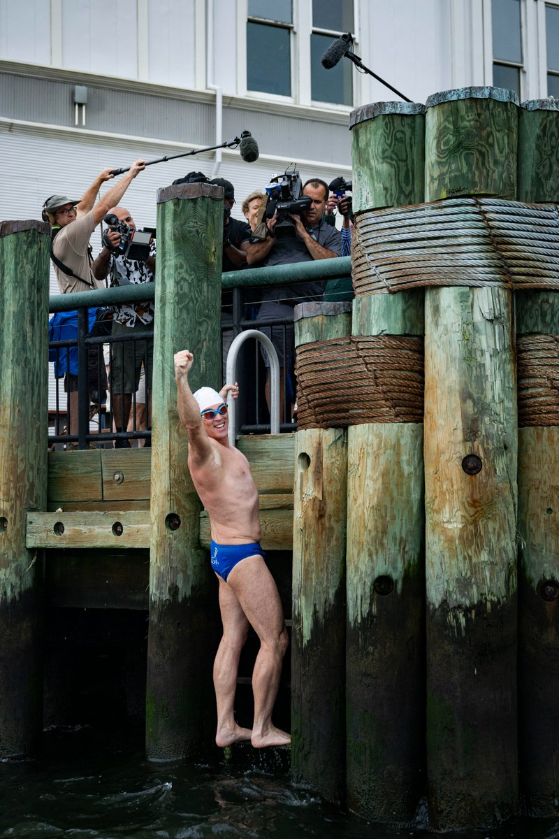 Lewis Pugh finishes historic, 315-mile Hudson River Swim this morning at Battery Park in Manhattan. @LewisPugh #HudsonSwim2023 Photo credit: Kelvin Trautman, Lewis Pugh Foundation