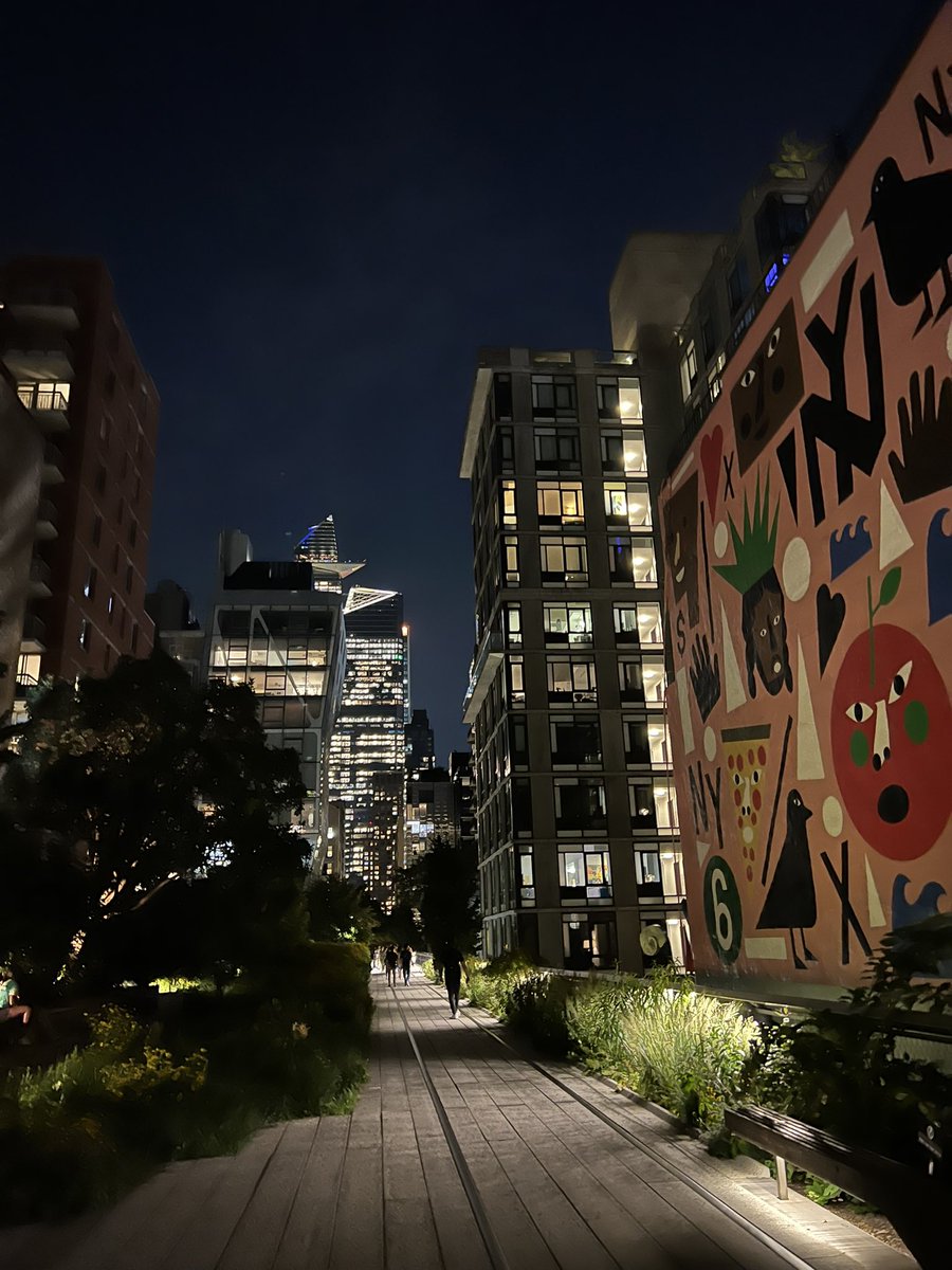 So <a href="/NerdHeather/">heather aka rbg the tortoise's mum</a> showed me the high line last night and I’m once again furious at LA for dropping the ball yet again on having cool outdoor spaces. Why don’t we have a dozen of these things??? This is the coolest shit I’ve ever seen.