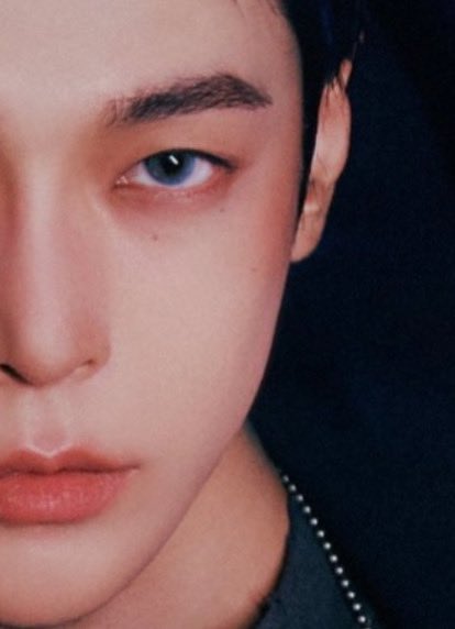 오드아이개쩐다진짜
왼쪽에는 눈썹에 피어싱 두 개 있고
오른쪽에는 눈 밑에 점 두 개 있음 하아