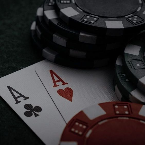 THEDIANASS_OFC's tweet photo. 🎲—— 𝐋𝐮𝐜𝐤𝐲 𝐈𝐧 𝐆𝐚𝐦𝐞

ที่โต๊ะตัวหนึ่งสำหรับเล่นเกมเสี่ยงโชค มาร์ควิสแอธร่า ผู้เป็นเจ้าภาพกำลังรอคนมาร่วมวง โดยของเดิมพันไม่พ้นทรัพย์สินที่เขามีนั่นล่ะ

แต่คงไม่ว่าอะไรใช่ไหม หากที่โต๊ะจะมีอีกคนนั่งอยู่ แต่ไม่ได้ร่วมเล่นด้วยอย่างรัชทายาทอาเรคนาซน่ะ https://t.co/CaudpsPD8V