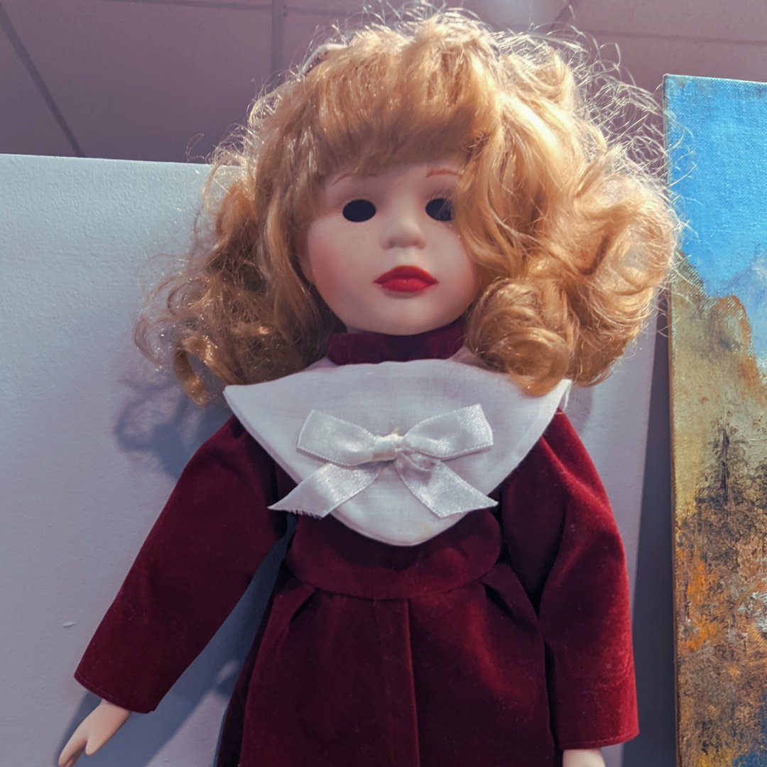 I found this in the Pangman museum in #saskatchewan. 

My question - why display a doll that's missing its eyes?!?

At least it was on a high shelf and not at kid level... but it makes me wonder what walks the museum in the middle of the night... 

#haunted #paranormal #creepy