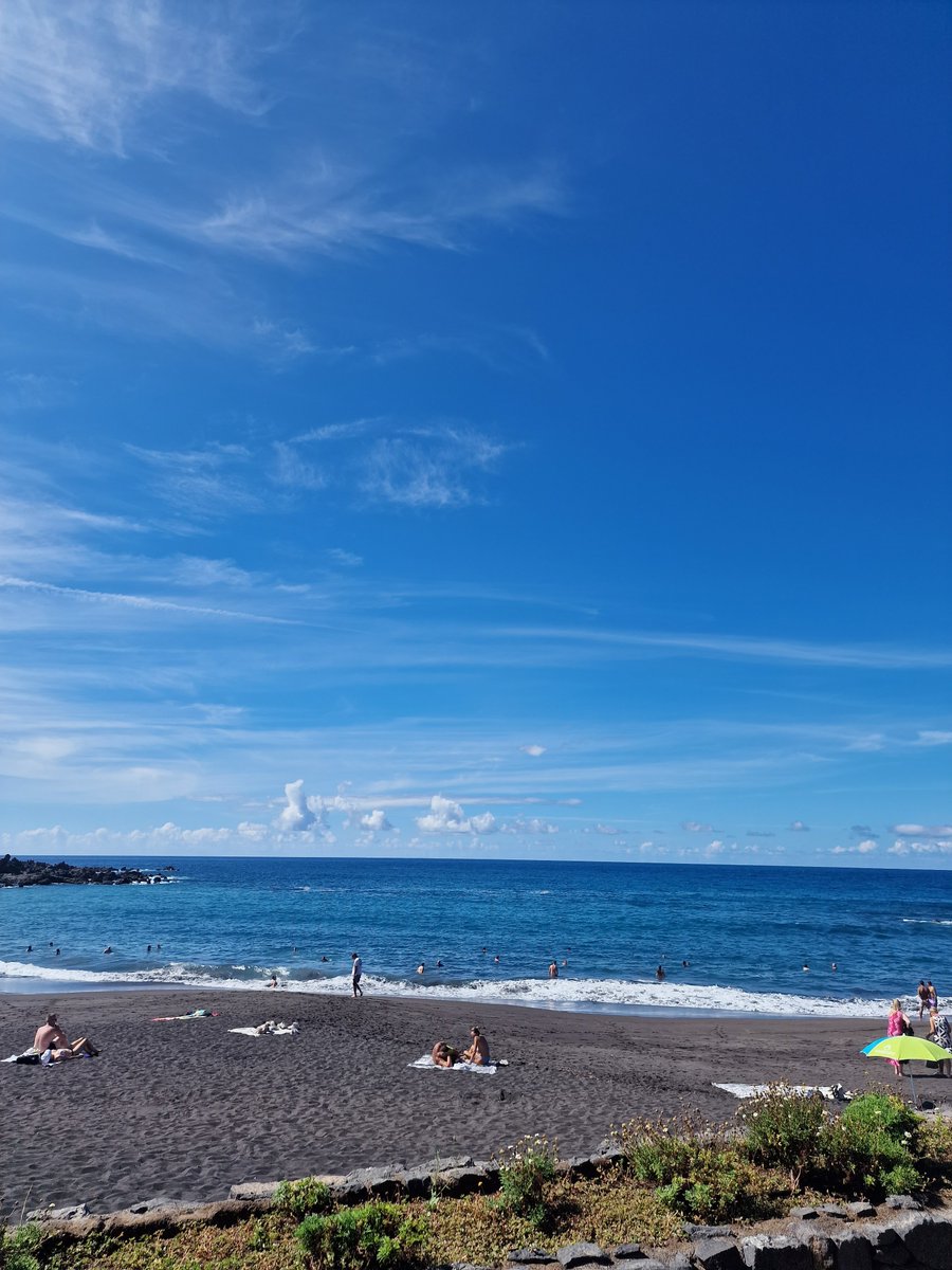El cielo parece más azul hoy.