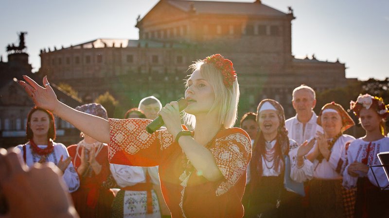 BuntesDresden's tweet photo. 🫶 #Gastmahl4all mit dem ukrainischen 🎶 Chor «Wolja» unter Leitung von Natalia Moroz.
«Der Chor besteht komplett aus Schutzsuchenden aus der #Ukraine und wurde im Frühling 2022 in Dresden gegründet», sagte @NatalijaBock.
#StandWithUkraine️ 🇺🇦✌️#DD0409 https://t.co/aebOyaxop7